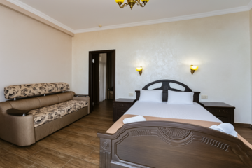 Двухкомнатный люкс в Гостинице Идеал